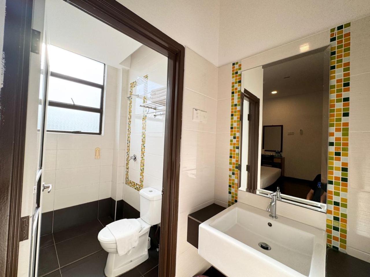 Hotel Sunflower - Hls Malacca Eksteriør billede